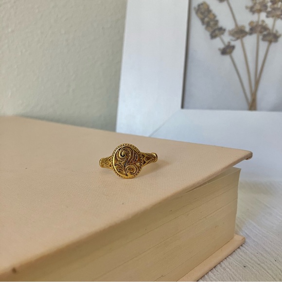 Gold Floral Signet Ring “Benecia” Victorian Oval Flat Bohemian Femme - Picture 4 of 12